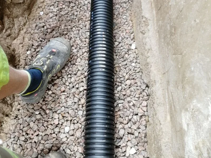 Dräneringsarbete vid husgrund